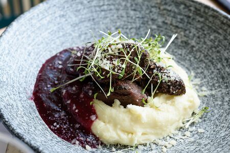 Щечки говяжьи с картофельным пюре и соусом клюквенным чили