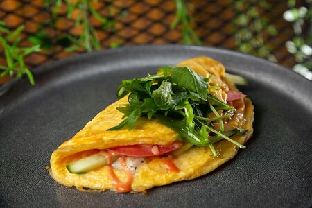 Омлет с ветчиной, овощами и сыром