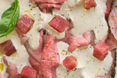 Вителло тоннато со свежим тунцом