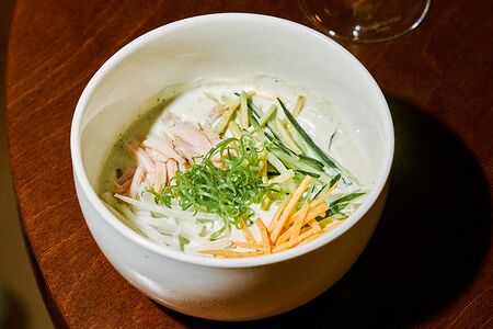 Окрошка с индейкой, авокадо и дайконом