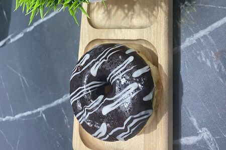 Донат шоколадный с шоколадной начинкой