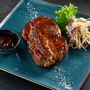 Стейк из cвинoй шеи