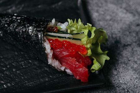 Хенд-ролл с тунцом и красной икрой