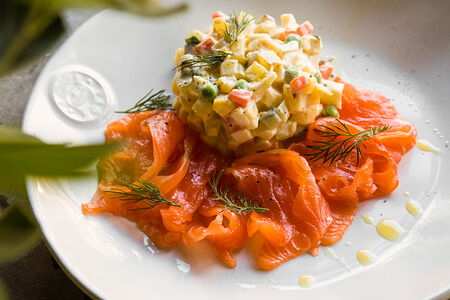 Салат Оливье со слабосоленым лососем