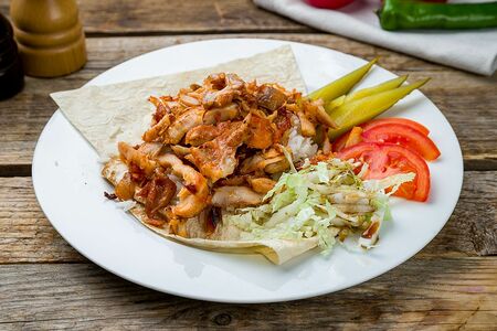 Шаурма на тарелке с рисом