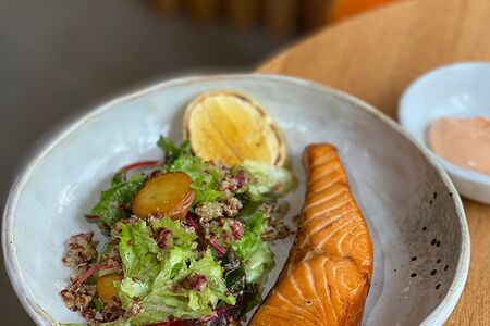 Морская форель и печеный картофель