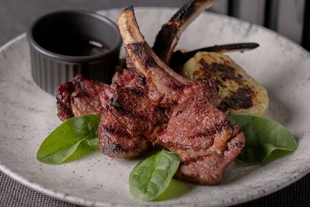 Каре ягненка с гратеном из овощей