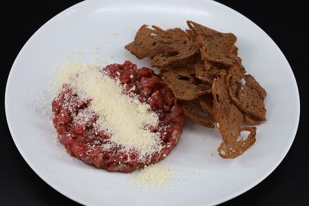 Тартар с трюфелем и пармезаном