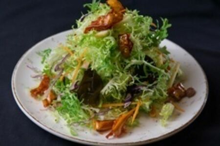Салат из свежих овощей с арахисом и грибами