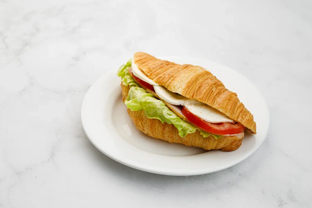 Круассан с индейкой и моцареллой