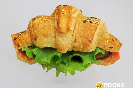 Круассан с лососем
