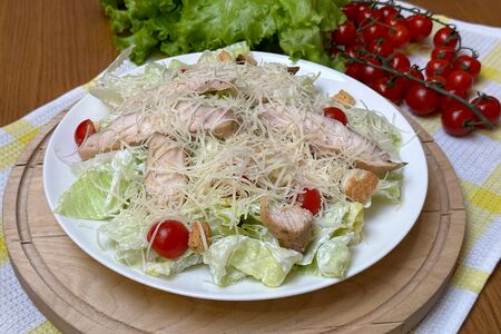 Салат Цезарь с курицей