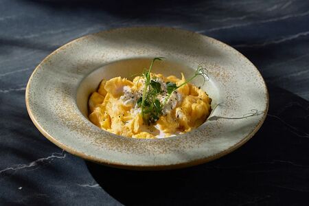 Скрэмбл с трюфелем и страчателлой