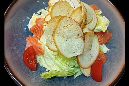 Салат Цезарь с семгой