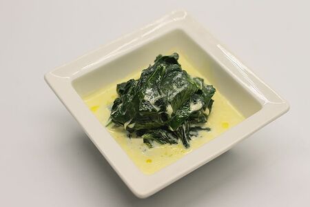 Шпинат припущенный в сливках