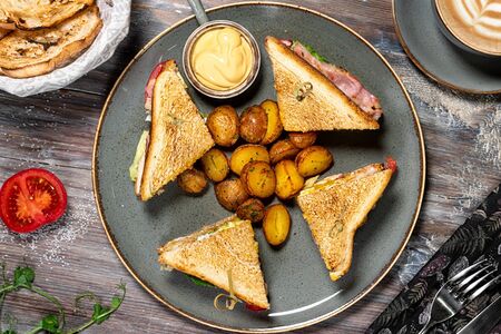 Клаб-сэндвич с картофелем и сырным соусом