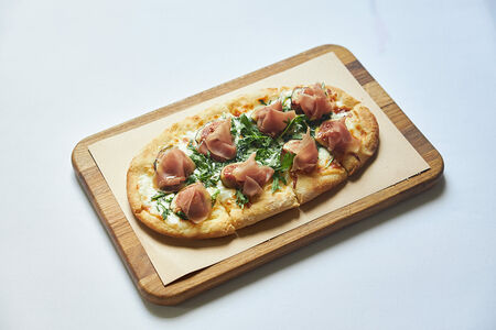 Пицца с инжиром и пармой