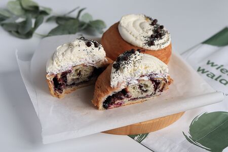 Улитка с маком и черникой