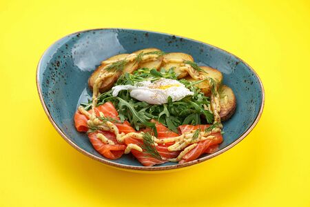 Теплый салат с лососем, яйцом пашот и зернистой горчицей