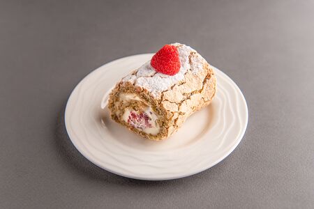 Фисташковый рулет с малиной