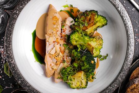 Стейк из курицы с брокколи и соусом дзадзыки 