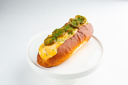 Хот-дог с говяжьими купатами и перцем халапеньо 