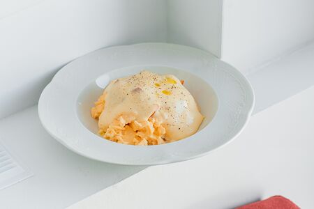 Скрэмбл с воздушным пармезаном и томатным миксом