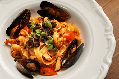 Феттуччине с морепродуктами в томатном соусе