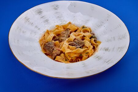 Тальятелле с телячьими щечками в томатном соусе с сыром пармезан