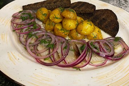 Сельдь с отварным картофелем, укропом и гренками из бородинского хлеба