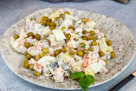 Салат Оливье с ветчиной