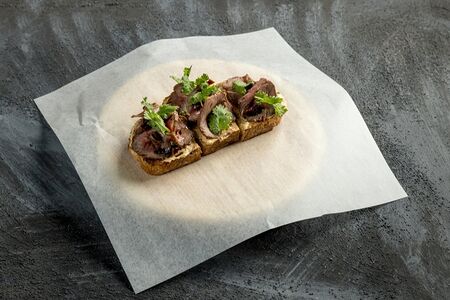 Брускетта с ростбифом