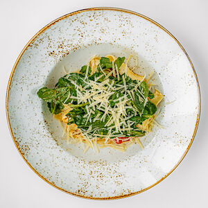 Салат из помидоров с цицмати и сыром сулугуни