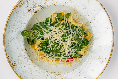 Салат из помидоров с цицмати и сыром сулугуни