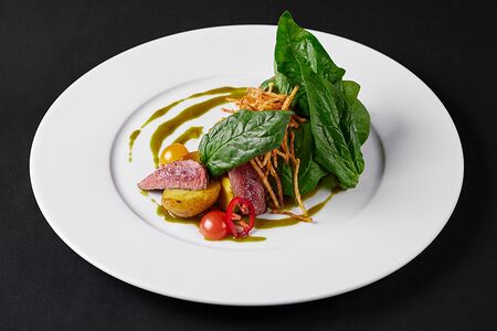 Теплый салат с говядиной и печеными овощами