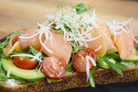 Брускетта с лососем и авокадо