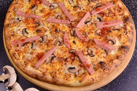 Пицца Грибы и колбаса