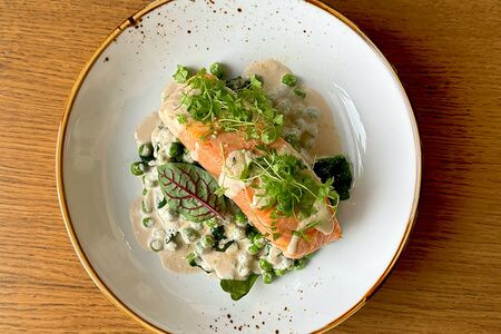 Нерка в сливочном соусе с кремом из зеленого горошка