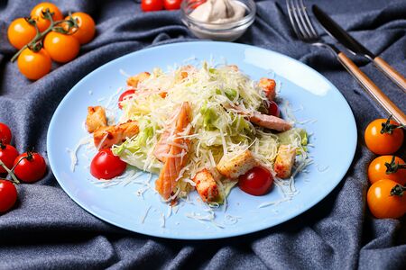 Салат Цезарь с лососем