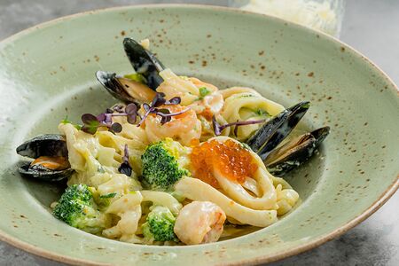 С морепродуктами в сливочном соусе