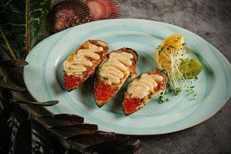 Мидии Киви запеченные под сливочно-сырным соусом