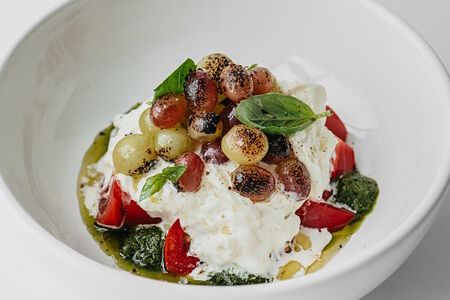 Страчателла с виноградом и узбекскими томатами