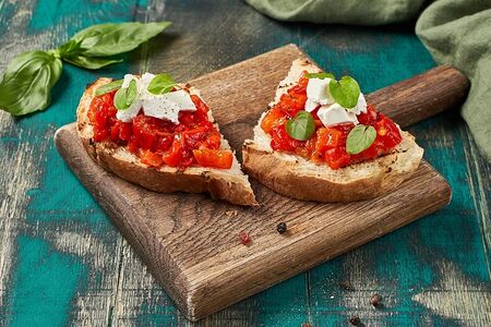 Брускетта с печеным перцем