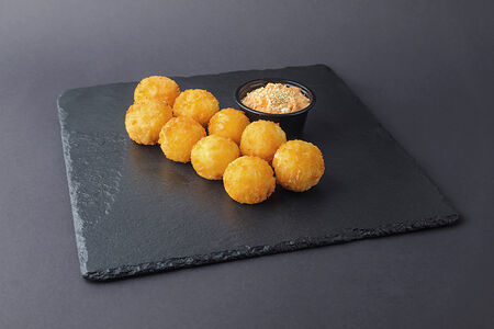 Сырные шарики с брусничным соусом