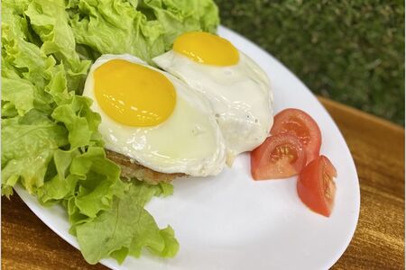 Бифштекс с яйцом