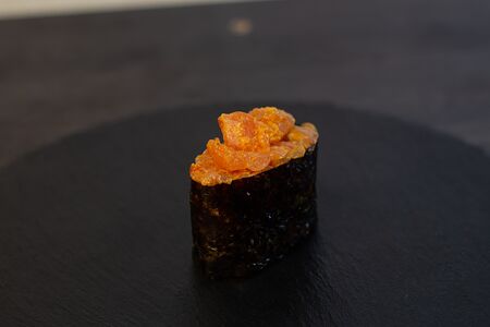 Гункан Спайси лосось