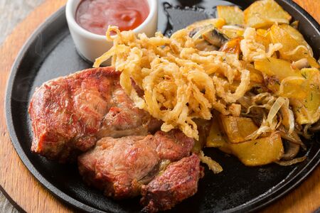 Стейк из свинины с жареным картофелем