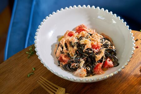 Черные тальолини с крабом