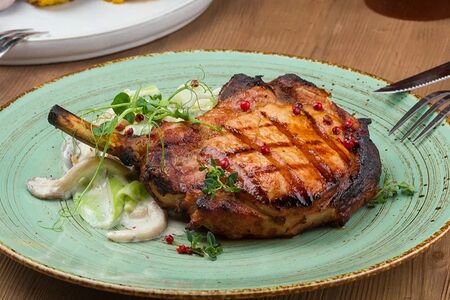 Корейка свиная гриль с жареными вешенками