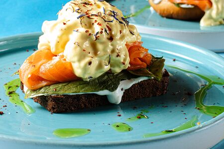 Яйцо Бенедикт с лососем на бородинском хлебе или булочке бриошь